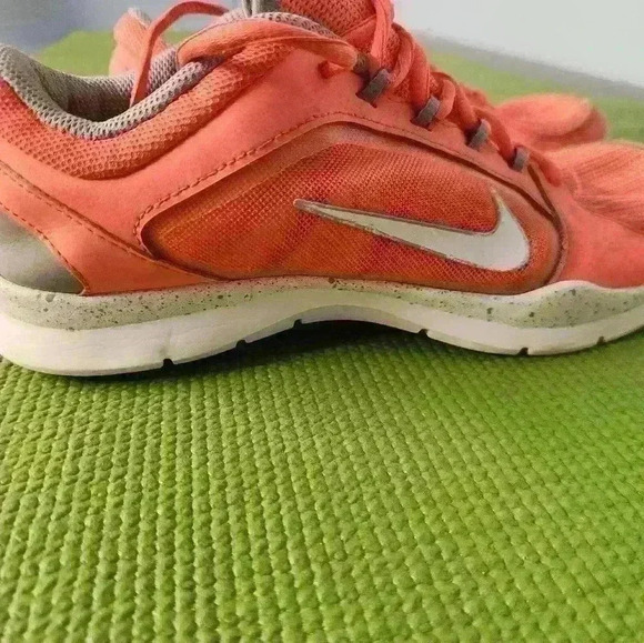 Women's Nike light weight training neon orange sneaker size 7 - Picture 8 of 9
